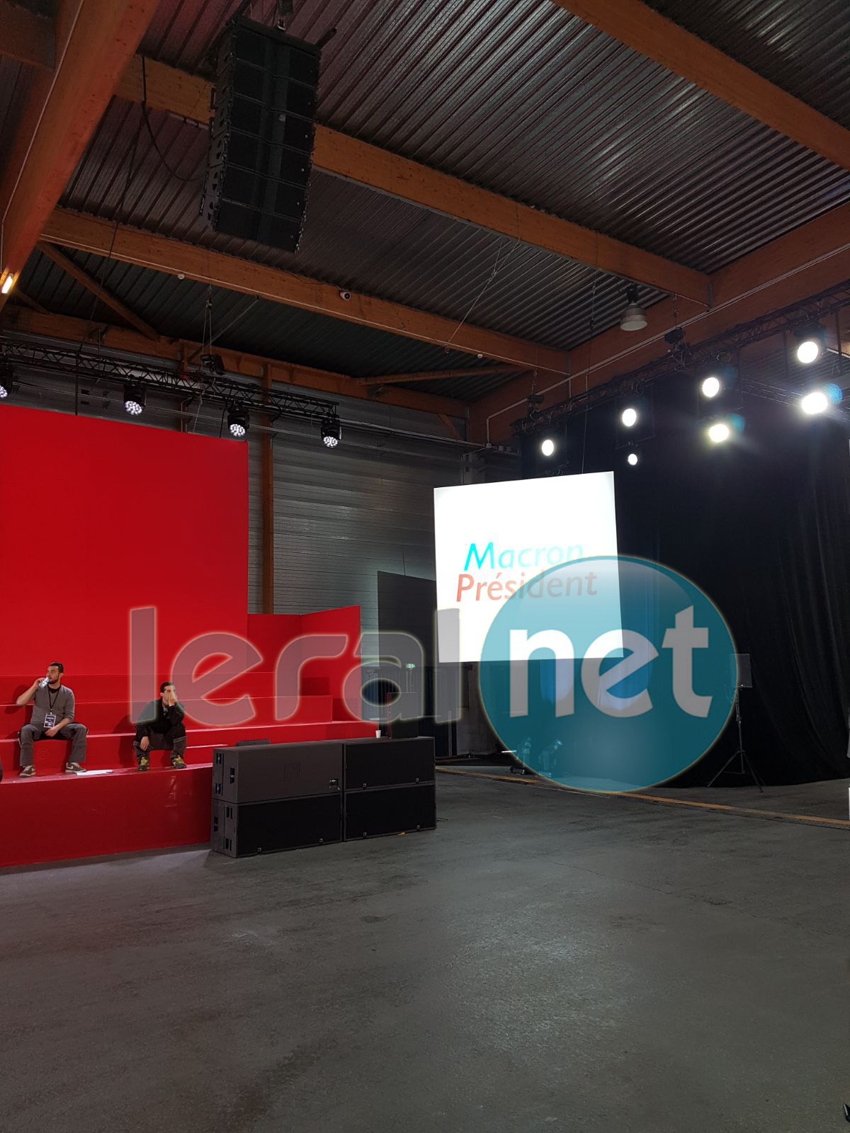 (09 Photos) En mode préparatifs pour le grand meeting de Macron à Paris, cet après-midi
