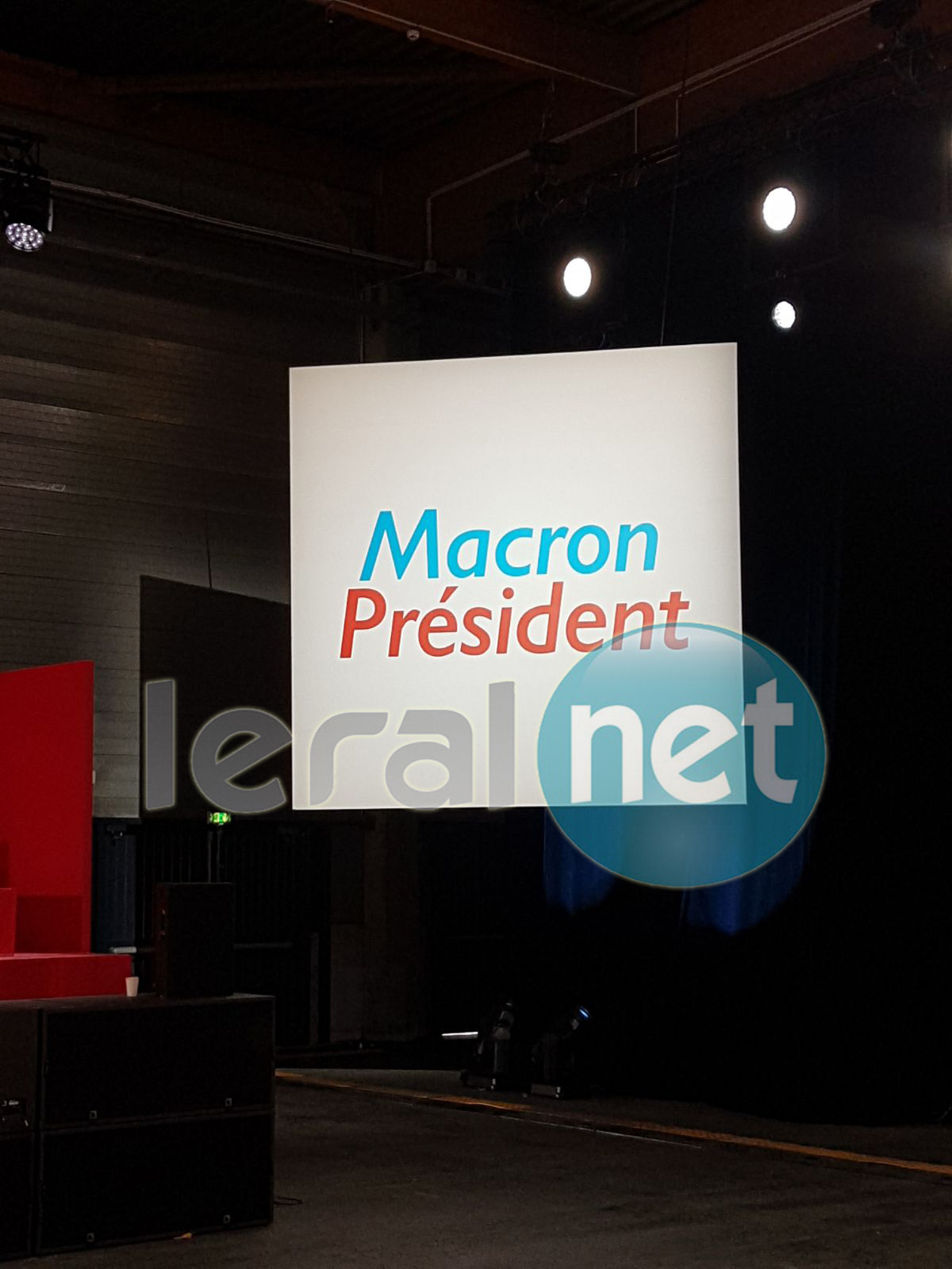 (09 Photos) En mode préparatifs pour le grand meeting de Macron à Paris, cet après-midi