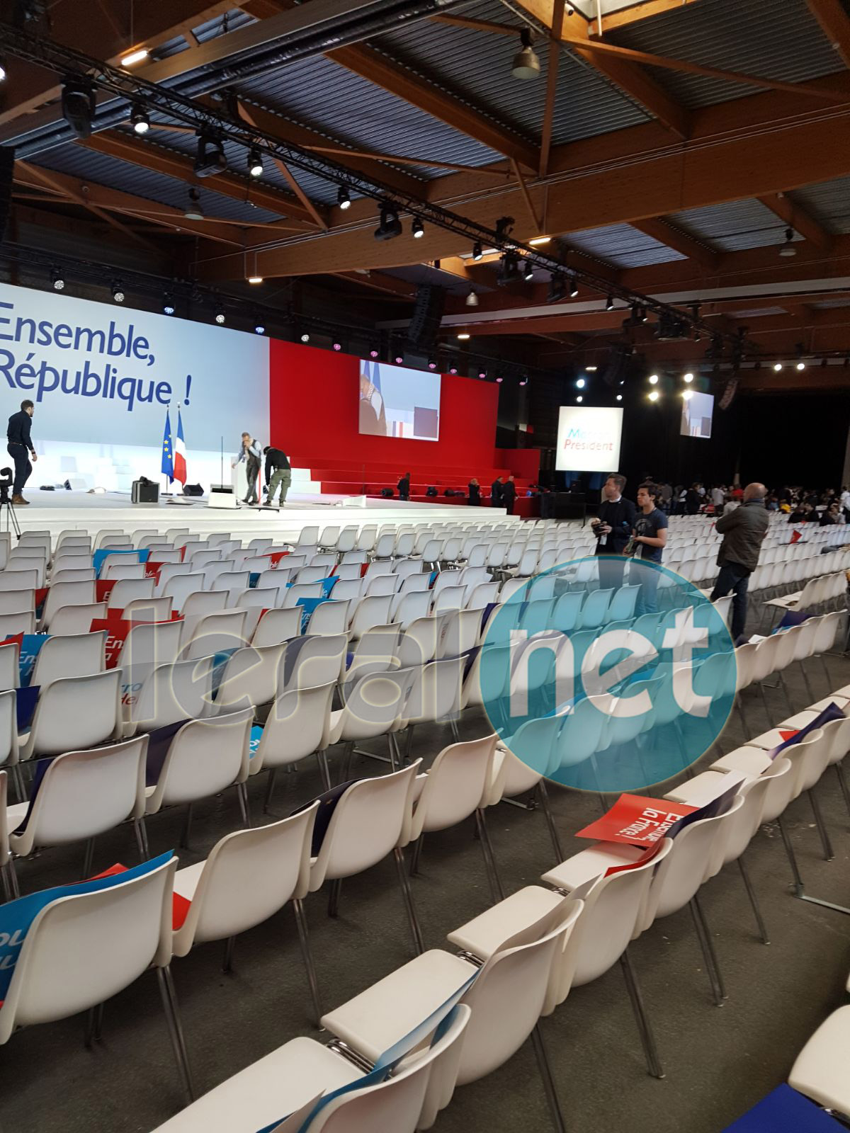 (09 Photos) En mode préparatifs pour le grand meeting de Macron à Paris, cet après-midi