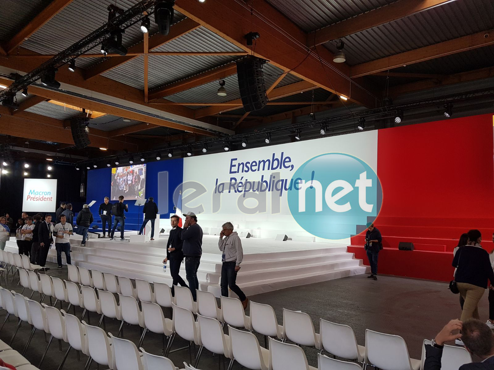(09 Photos) En mode préparatifs pour le grand meeting de Macron à Paris, cet après-midi