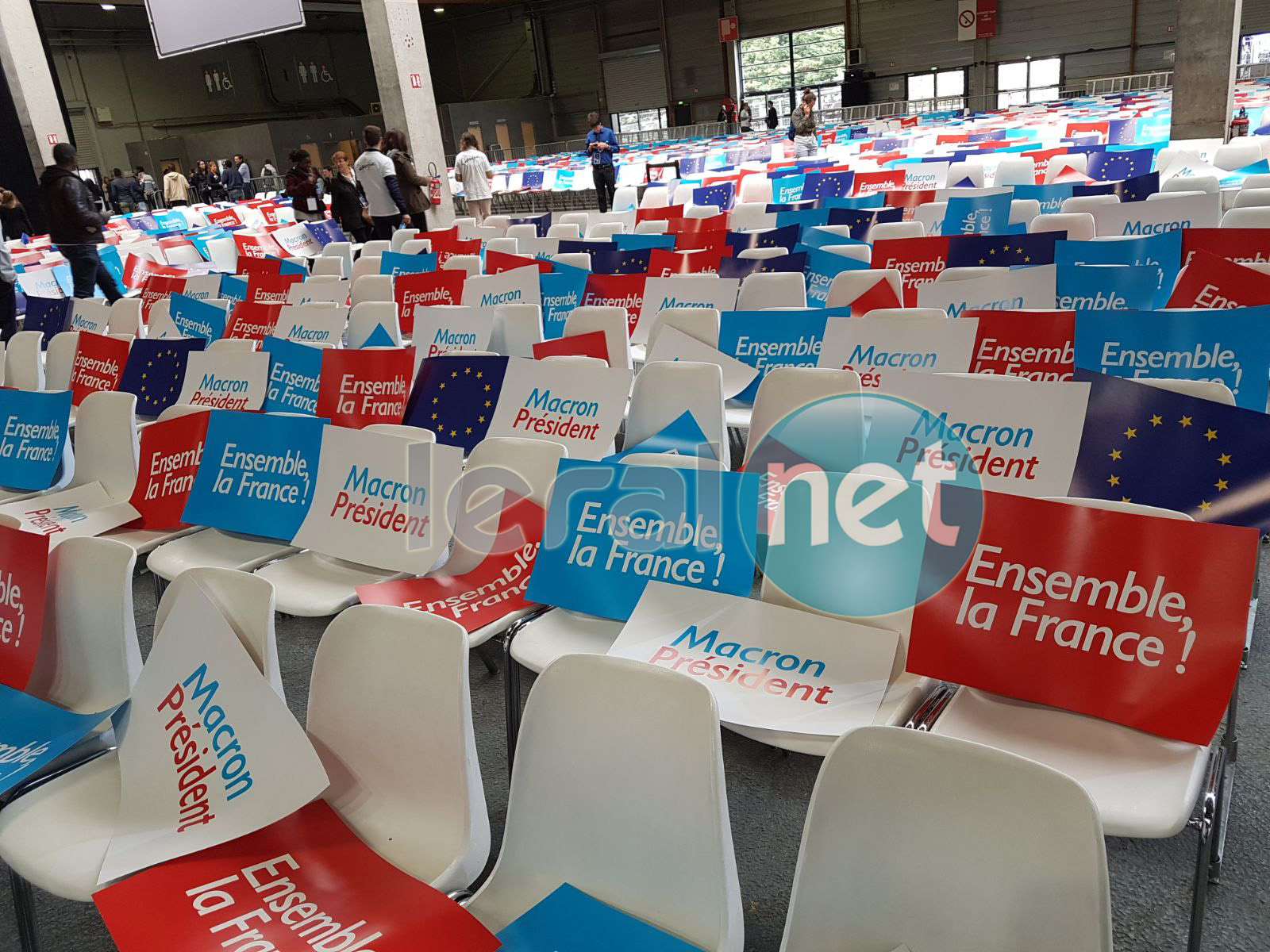 (09 Photos) En mode préparatifs pour le grand meeting de Macron à Paris, cet après-midi