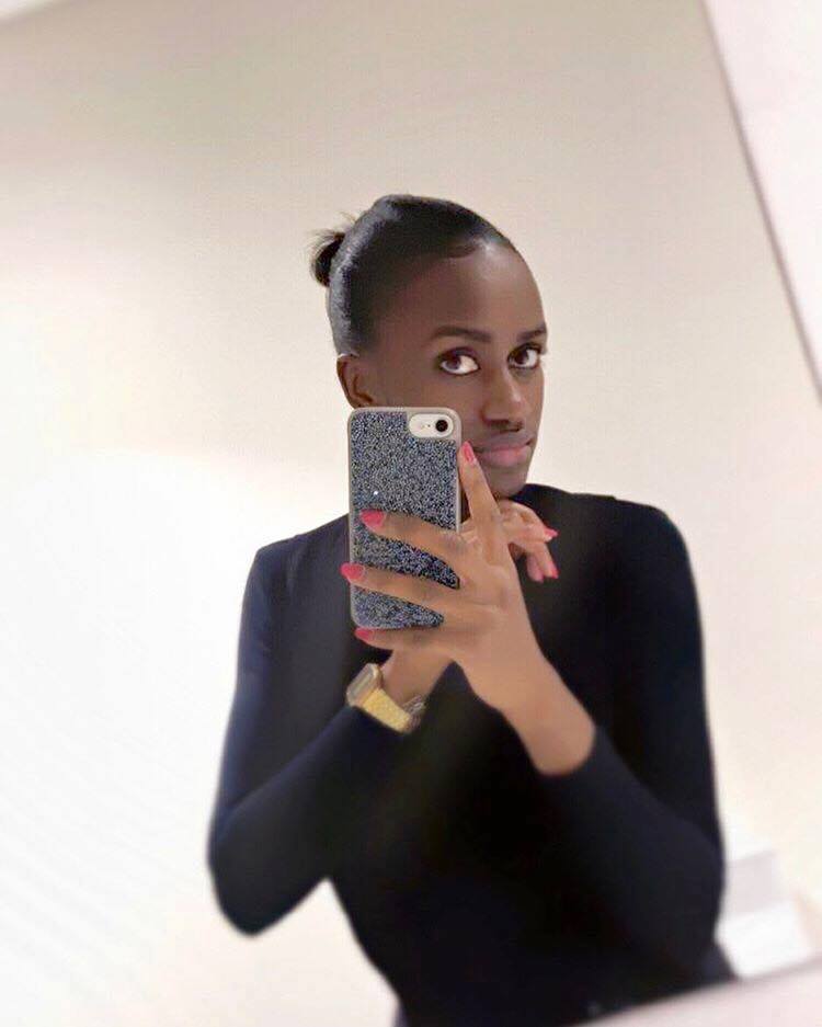 ( 03 Photos ) Aicha Ballago Seck, la petite sœur de Waly Seck très stylée en Mode Selfie AU