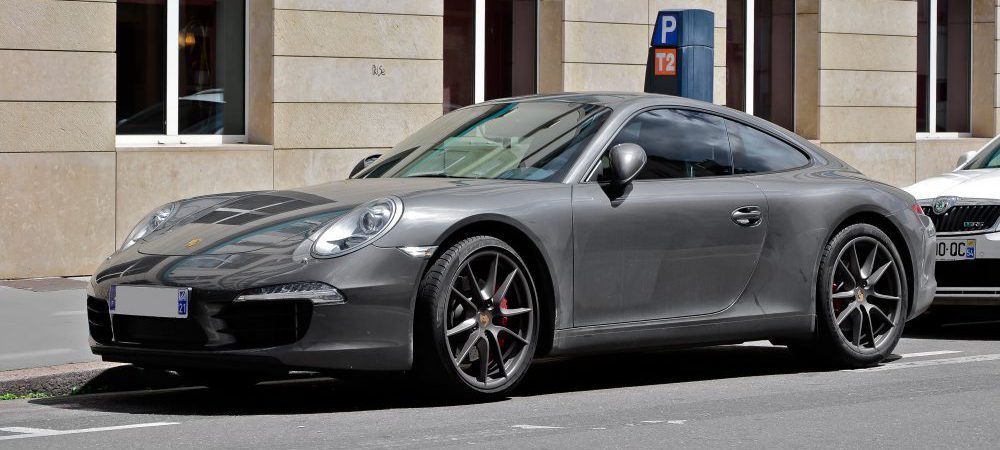 Un trader gare sa nouvelle Porsche devant une banque mais il va le regretter amèrement !