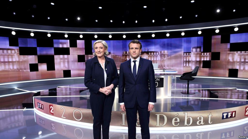 Marine Le Pen et Emmanuel Macron avant leur débat télévisé sur TF1 et France 2, La Plaine-Saint-Denis, le 3 mai 2017.