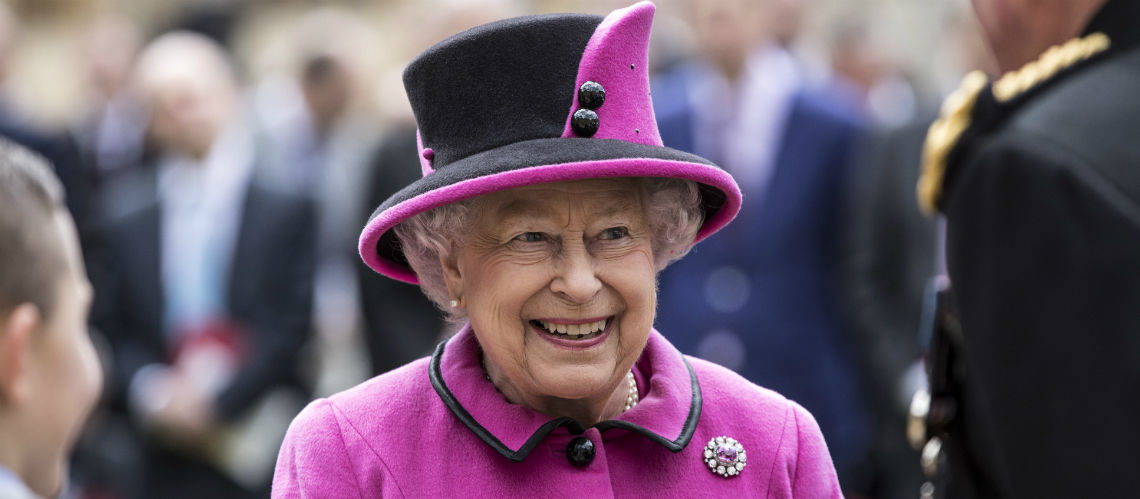 Inquié­tude à Buckin­gham: le palais obligé de démen­tir la mort d'Elisa­beth II ou du prince Philip