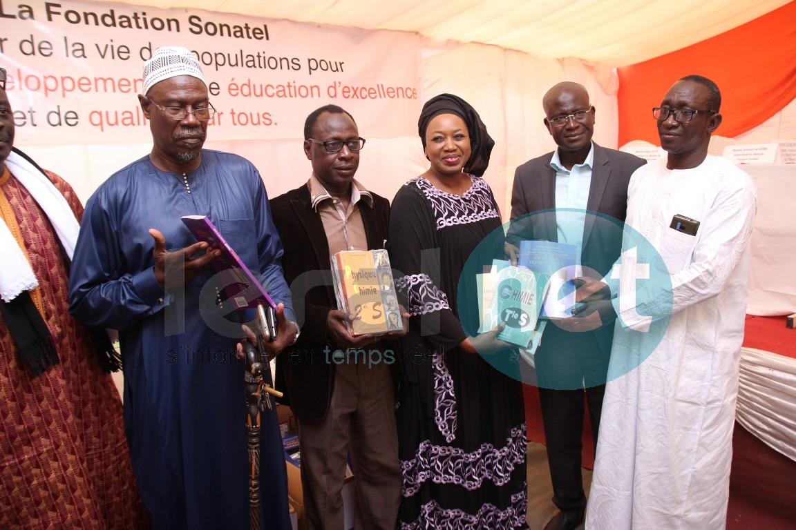 La Fondation Sonatel offre des livres au lycée de Thiaroye