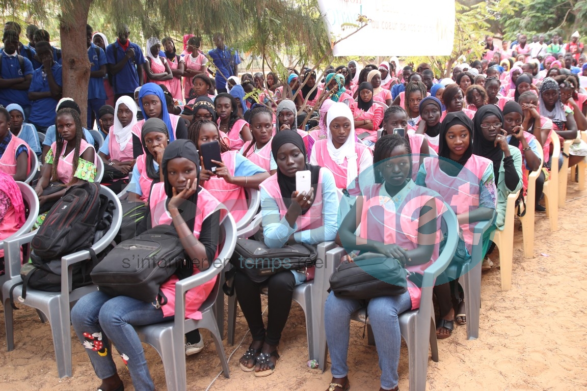 La Fondation Sonatel offre des livres au lycée de Thiaroye