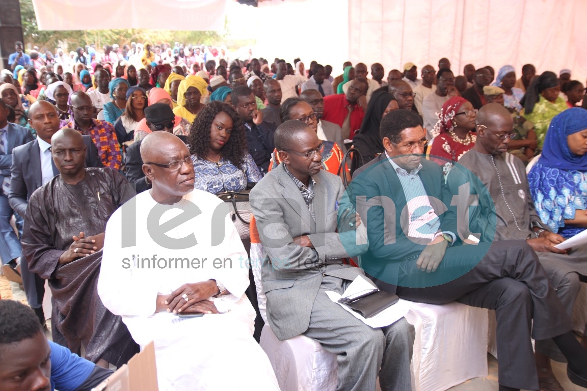 La Fondation Sonatel offre des livres au lycée de Thiaroye