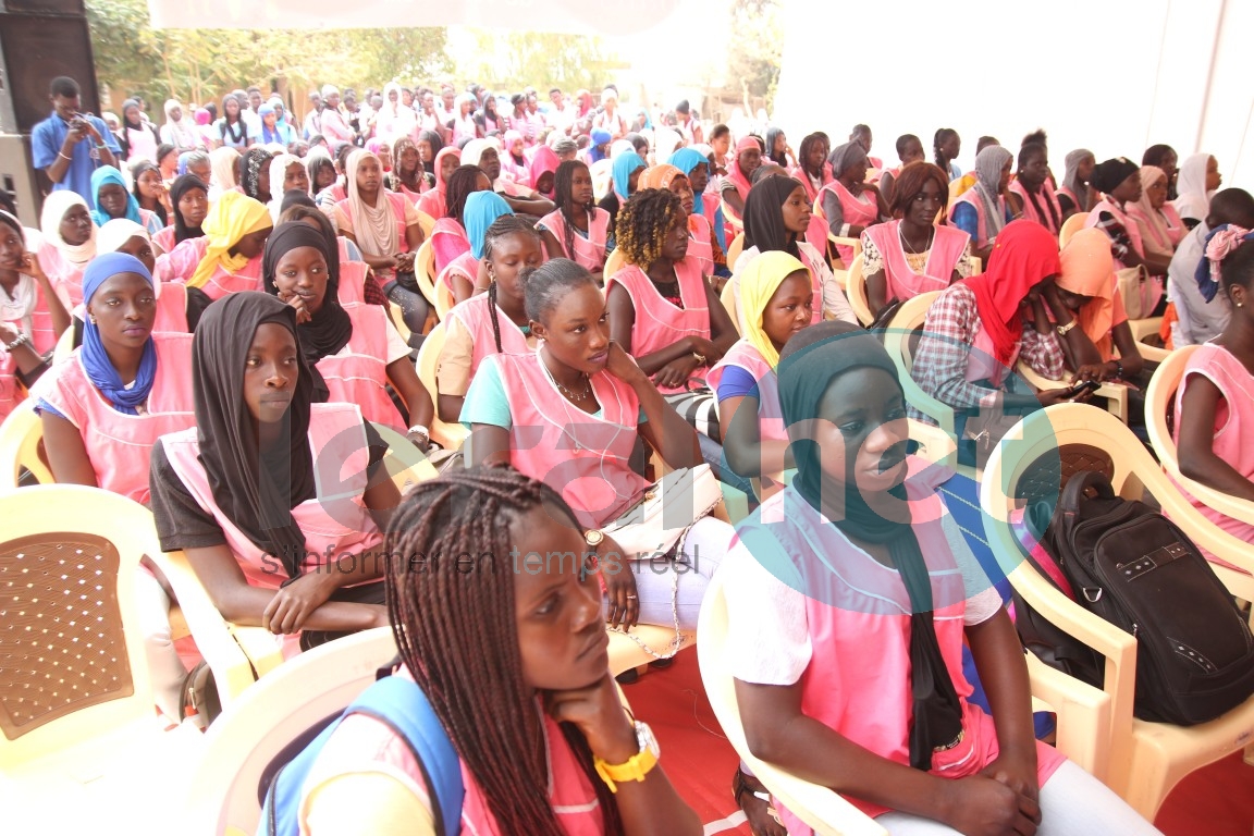 La Fondation Sonatel offre des livres au lycée de Thiaroye