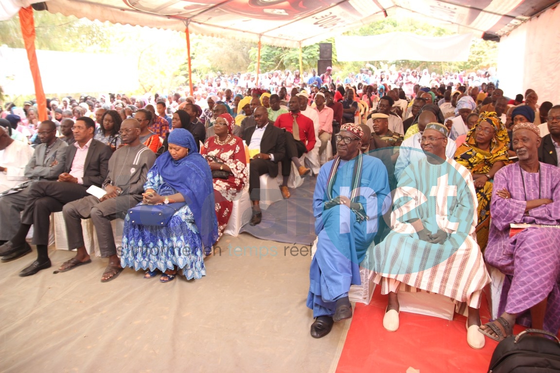 La Fondation Sonatel offre des livres au lycée de Thiaroye