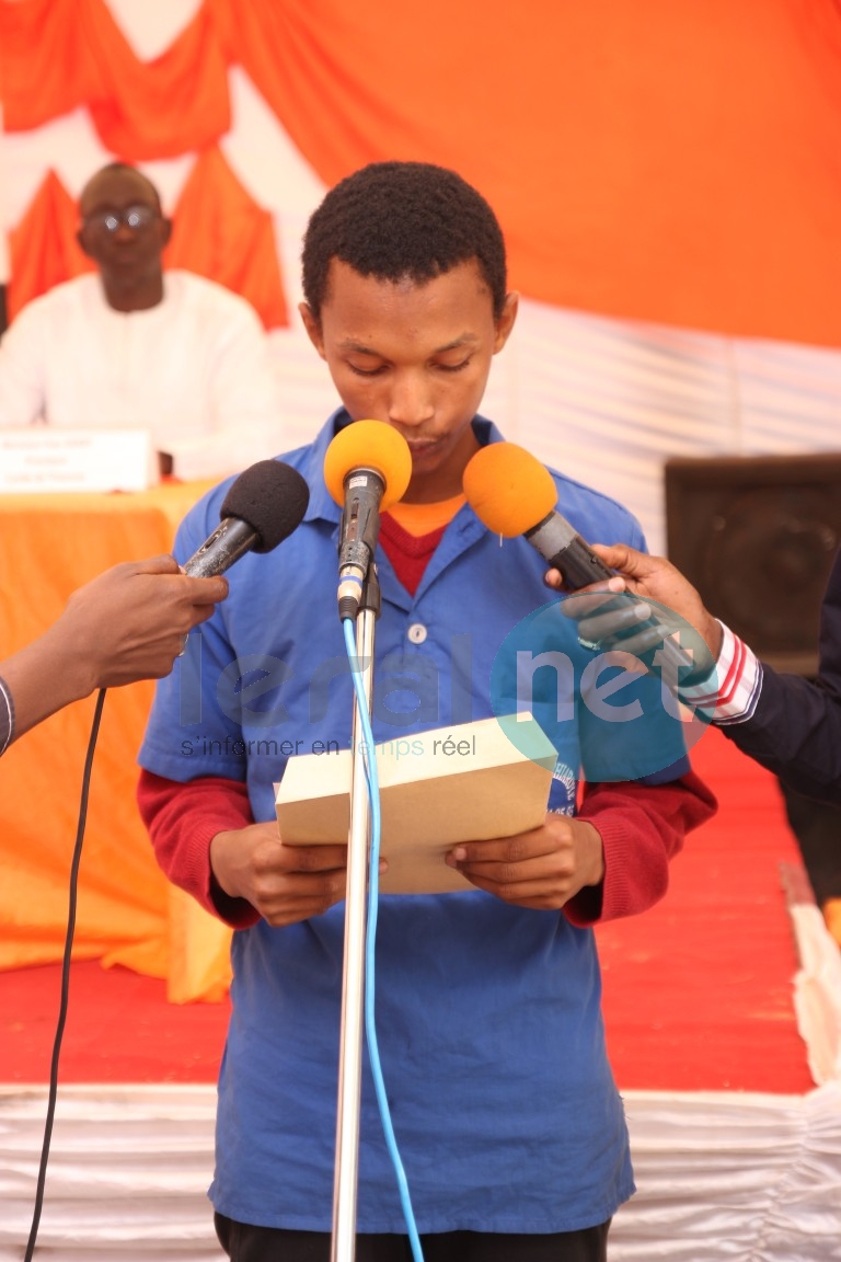 La Fondation Sonatel offre des livres au lycée de Thiaroye