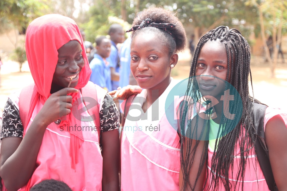 La Fondation Sonatel offre des livres au lycée de Thiaroye