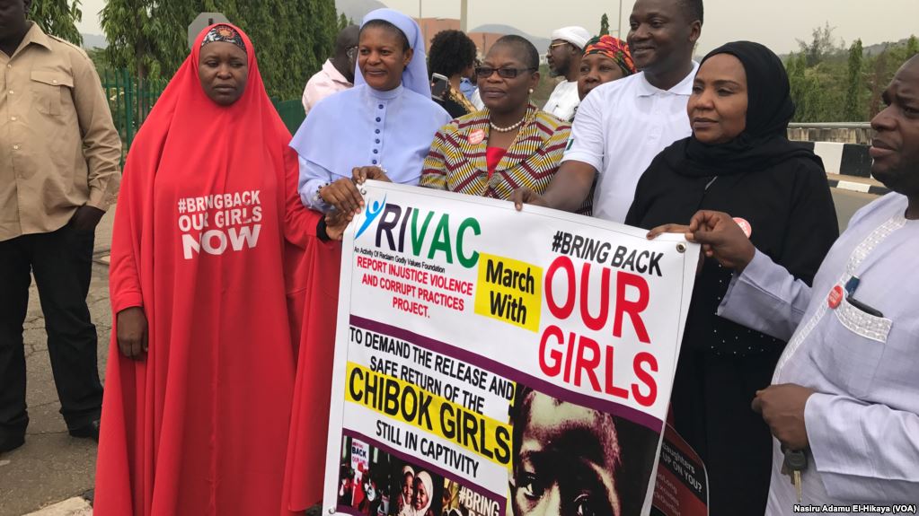 À Abuja, les manifestants protestent pour ramener les filles kidnappées avec le hastag #bringbackourgirls, le 6 mai 2017.
