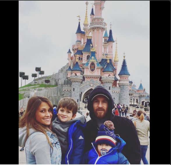 En couple depuis 2009 et parents de deux garçons, Lionel Messi et Antonella Roccuzzo se marieront le 30 juin prochain à Rosario.