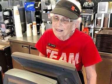 A 94 ans, elle travaille encore au McDo !
