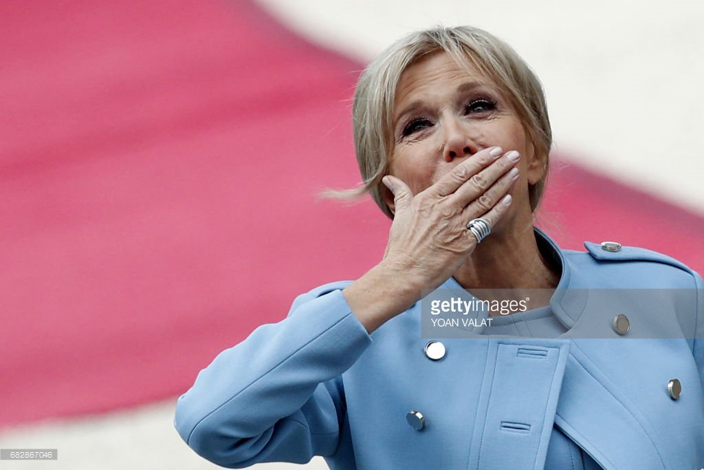 36 photos : Brigitte Trogneux, la Première dame embrasse Marianne