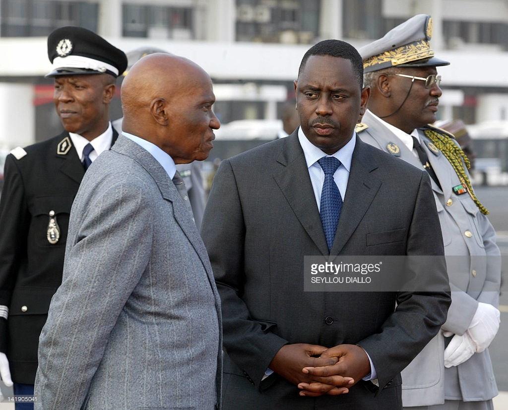 L’ex président Abdoulaye Wade discute ici avec Macky Sall, alors Premier ministre, lors de l’arrivée de l’ancien président brésilien Luis Inacio Lula da Silva à l’aéroport de Dakar le 13 avril 2005.