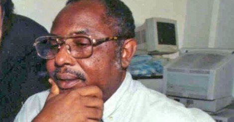 Deyda Hydara dans la rédaction de son journal  "The Point"