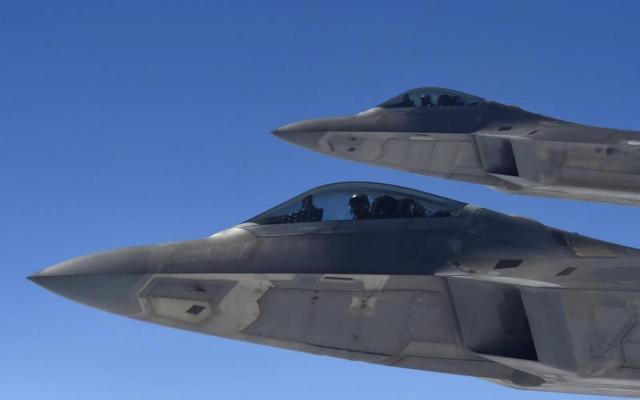 Un avion escorté par des F-22 après un incident en vol