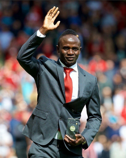 Photos-Premier League: Sadio Mané a présenté son trophée devant le public d’Anfield