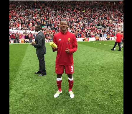 Photos-Premier League: Sadio Mané a présenté son trophée devant le public d’Anfield