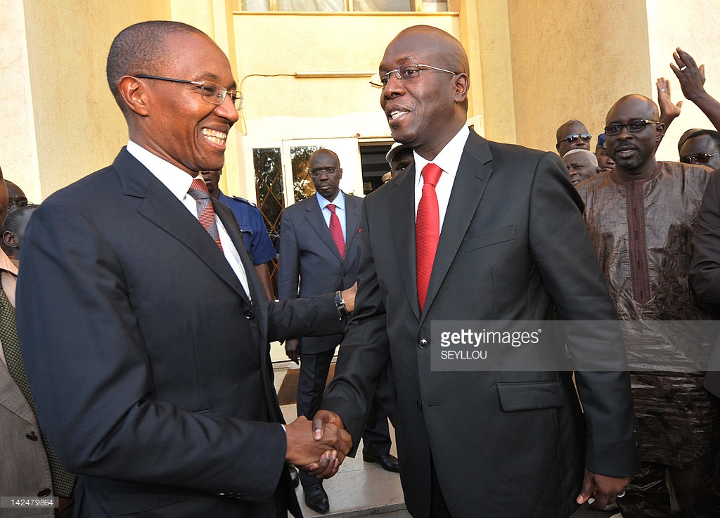Abdoul Mbaye lors de sa prise de fonction de premier ministre avec Souleymane Ndéné Ndiaye le 5 avril 2012.
