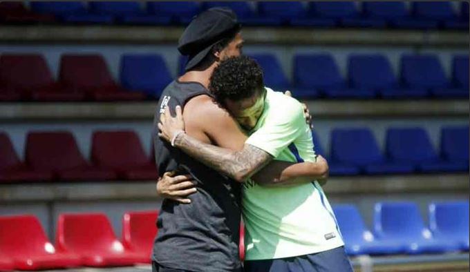 Visite de Ronaldinho aux joueurs de Barça ce matin lors de l'entraînement en quelques clichés !!