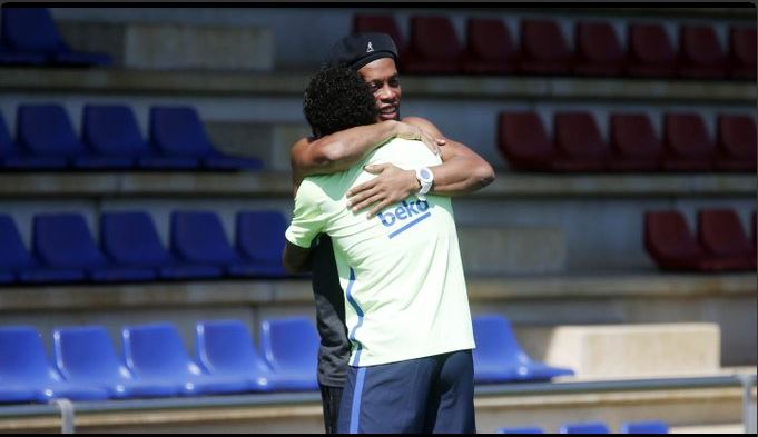 Visite de Ronaldinho aux joueurs de Barça ce matin lors de l'entraînement en quelques clichés !!