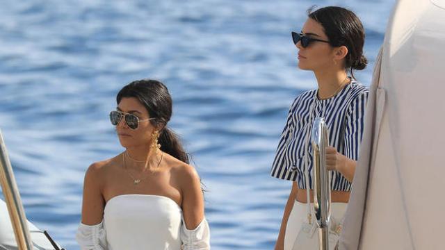 Cannes : Kendall Jenner et Kourtney Kardashian ultra sexy en bikini