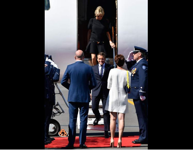 La robe (un peu courte) de Brigitte Macron moquée sur les réseaux sociaux (Revue de Tweets)