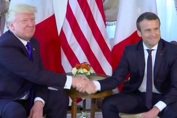 Emmanuel Macron raconte sa poignée de mains avec Donald Trump: “Ce n’est pas innocent”
