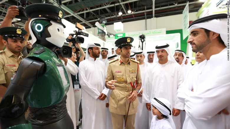 Le premier robot policier de Dubaï entre en service : vraie révolution ou fausse bonne idée ?