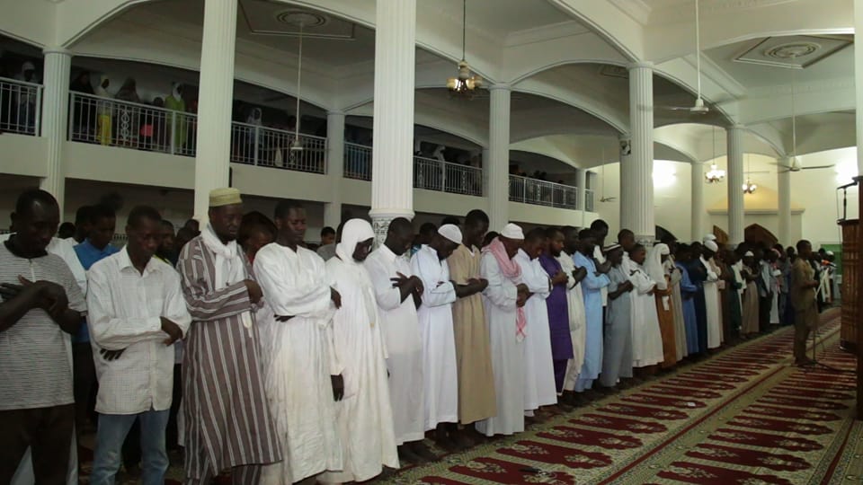 (14) Photos - Machallah: Mouhamed Moujtaba Diallo Champion du monde en récital du Coran dirige la prière dans une Mosquée...