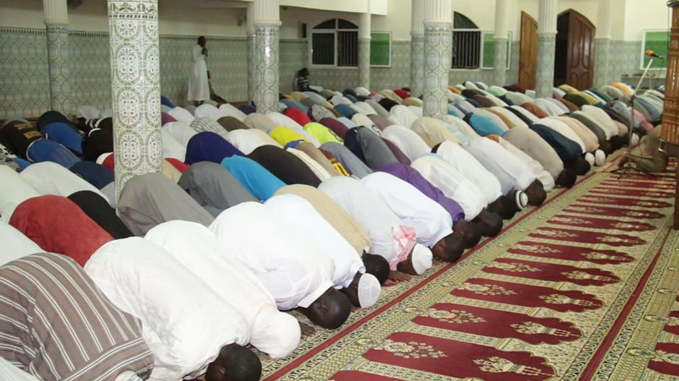 (14) Photos - Machallah: Mouhamed Moujtaba Diallo Champion du monde en récital du Coran dirige la prière dans une Mosquée...