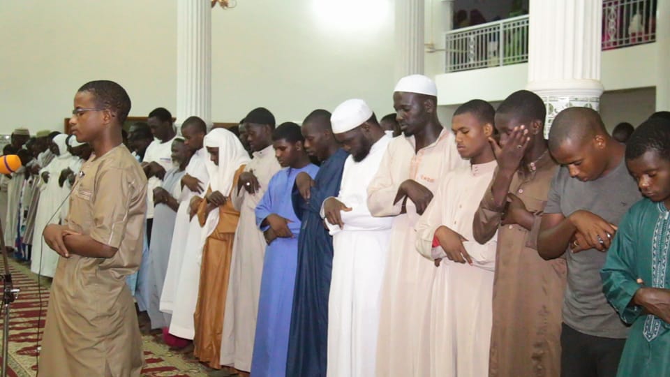 (14) Photos - Machallah: Mouhamed Moujtaba Diallo Champion du monde en récital du Coran dirige la prière dans une Mosquée...