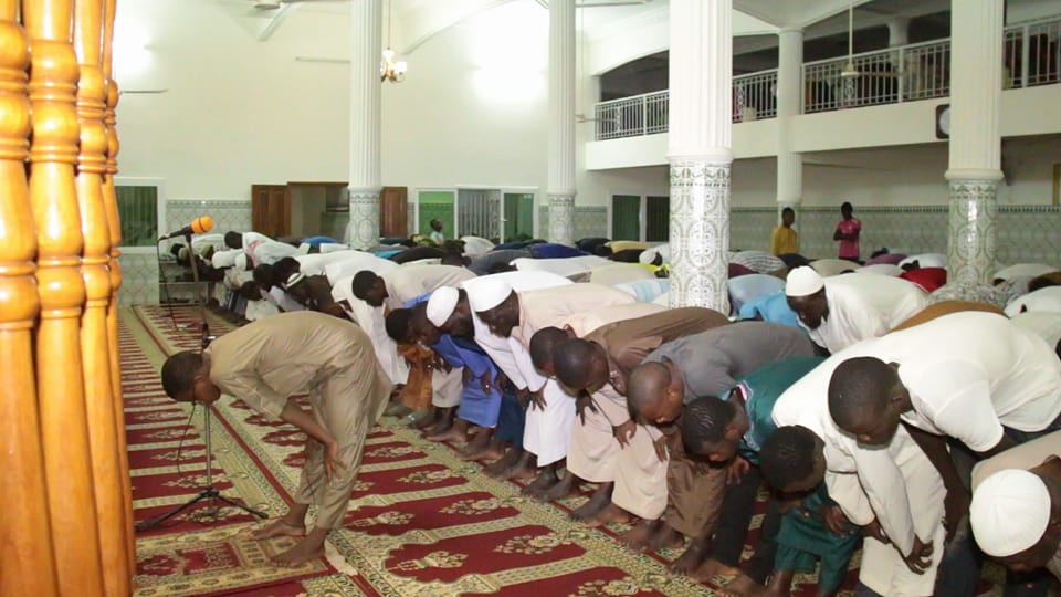 (14) Photos - Machallah: Mouhamed Moujtaba Diallo Champion du monde en récital du Coran dirige la prière dans une Mosquée...