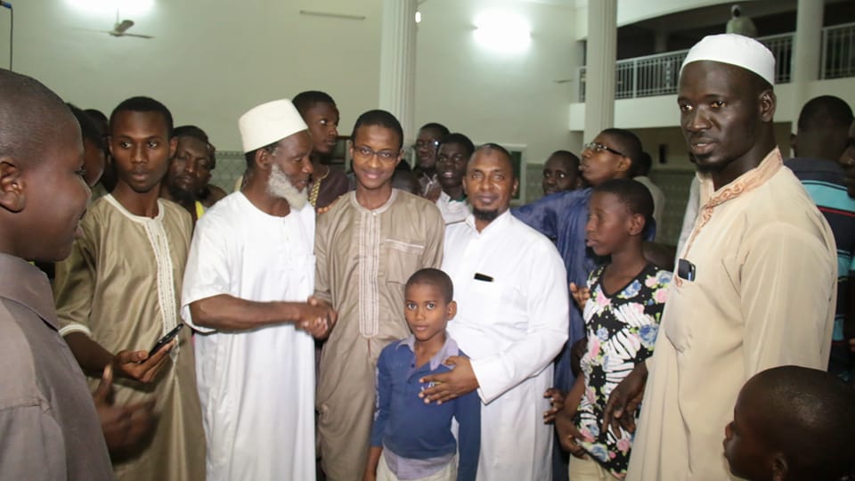 (14) Photos - Machallah: Mouhamed Moujtaba Diallo Champion du monde en récital du Coran dirige la prière dans une Mosquée...