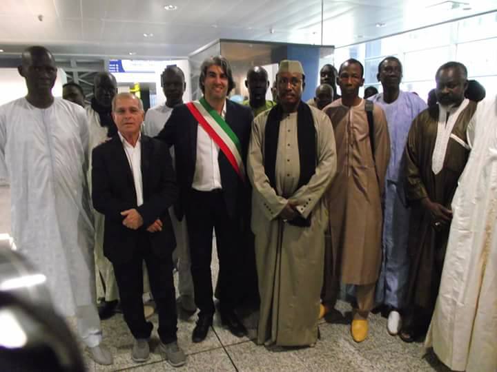 Italie: Serigne Mame Mor Mbacké accueilli à l’aéroport de Cagliari par M. Tomaso Antonio Locci, maire de Monserrato