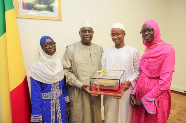 VIDEO - Le Président Macky Sall offre 10 millions à Mouhamadou Moudjitaba Diallo et Mame Diarra Ngom, lauréats du concours international de récital de Coran en Malaisie