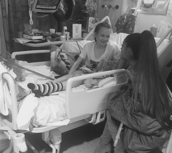 Ariana Grande rend visite à ses fans hospitalisés après l'attentat de Manchester