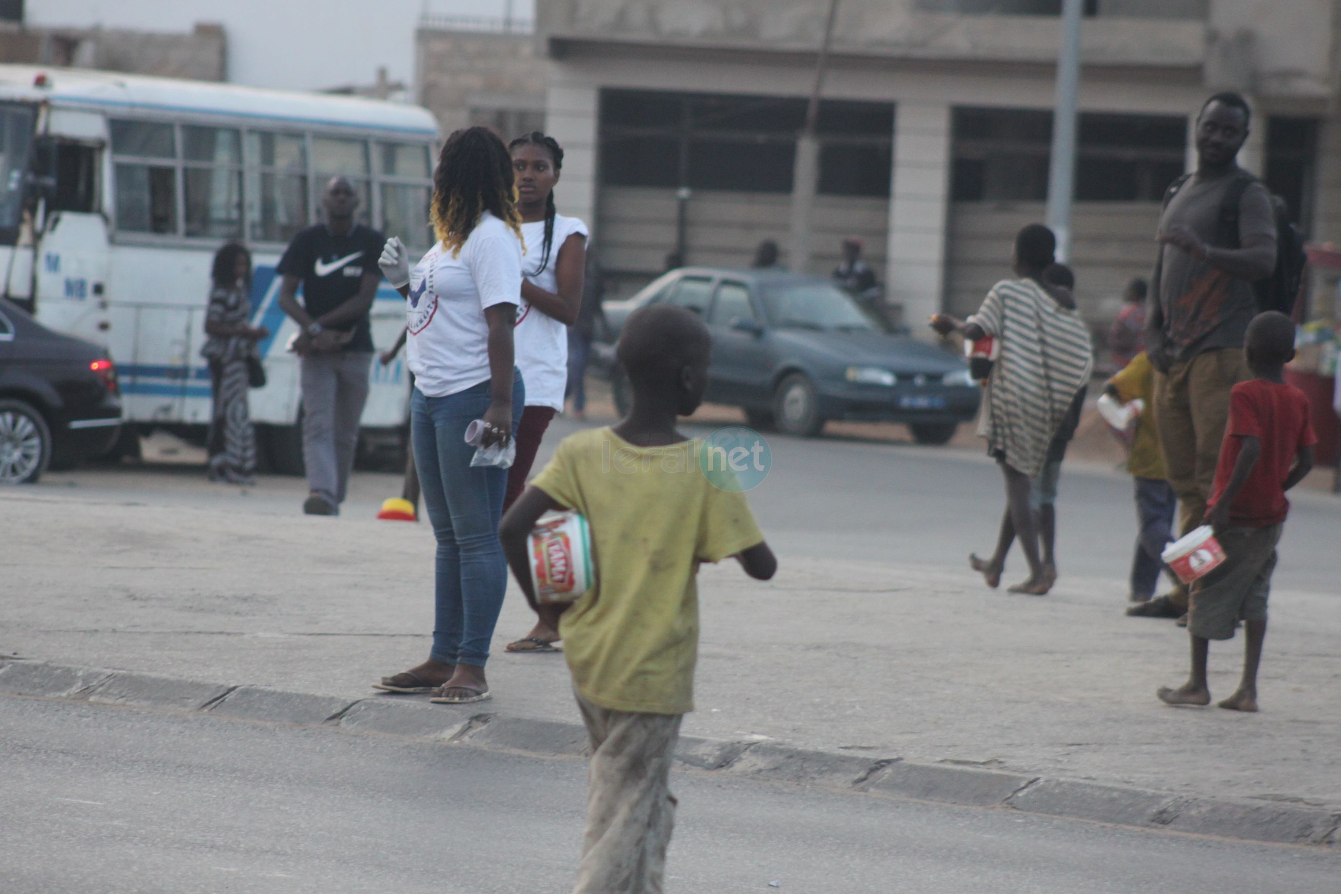 L'Association des jeunes engagés pour le développement de Ouest Foire fait dans le social et distribue des "Ndogou" en ce mois béni du Ramadan