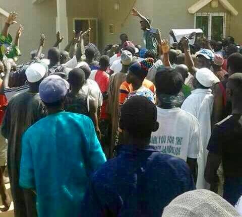 Gambie : Les habitants de Kanilai devant l’hôpital de Banjul pour exiger le corps de l’un des leurs