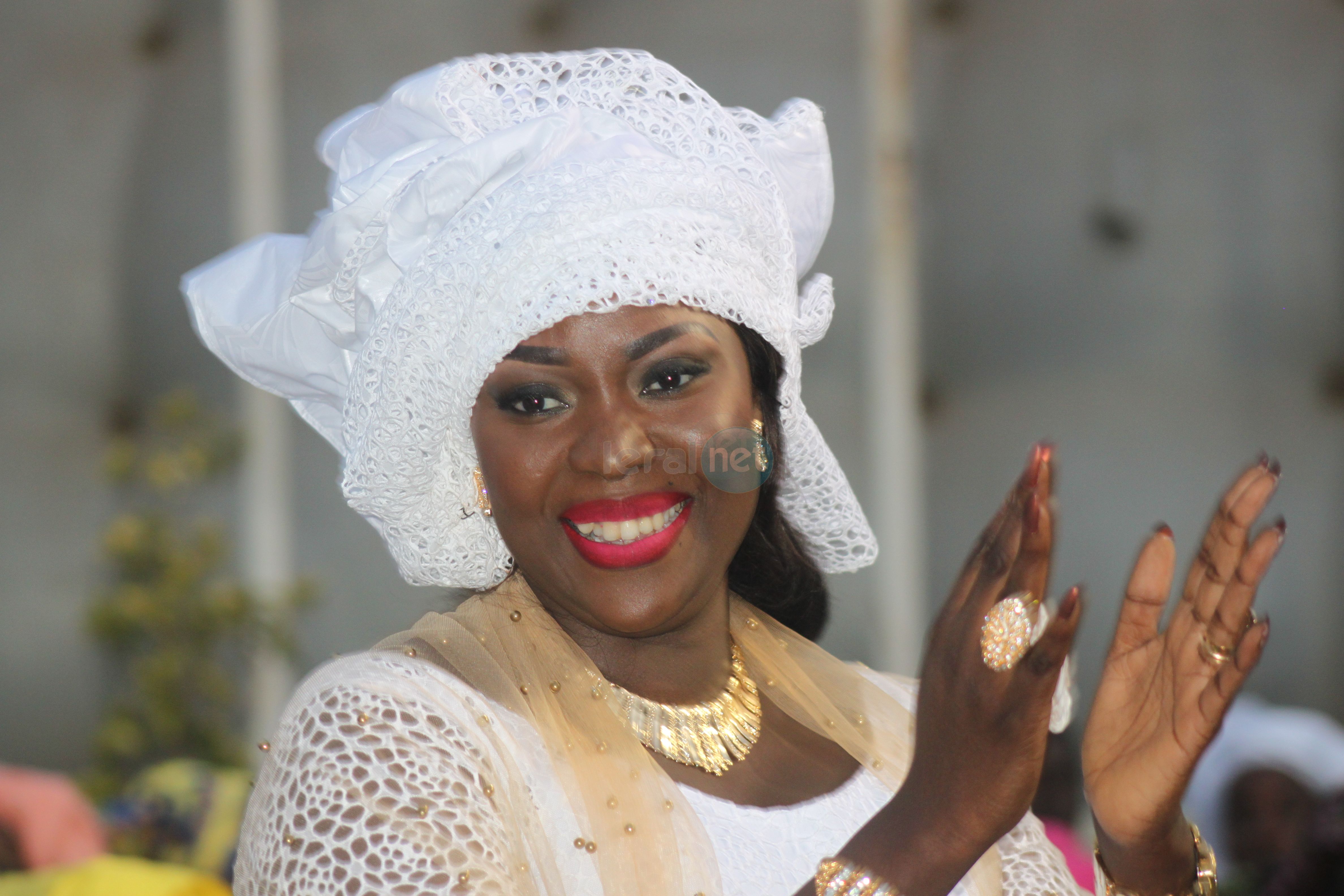 Adja Sy Dg place du Souvenir Africain en quelques clichés tout de blanc vêtue !!!