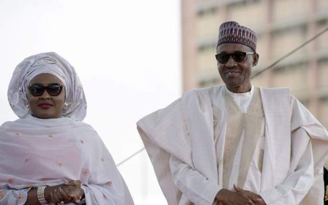 L'épouse du président nigérian, Aisha Buhari, de retour à Lagos après une visite à son mari à Londres, a assuré que ce dernier se porte bien.