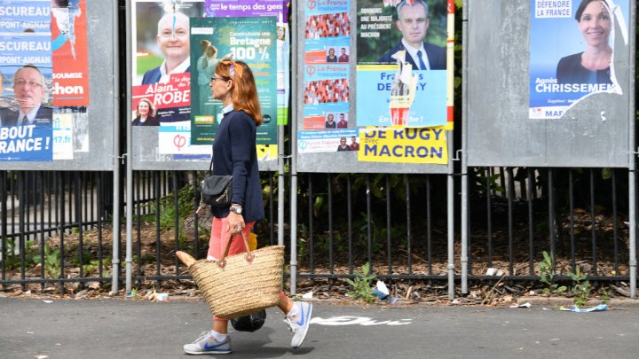 © Loïc Venance, AFP | Le parti Les Républicains et le Parti socialiste pourraient être sèchement battus par La République en marche aux élections législatives, selon les sondages.