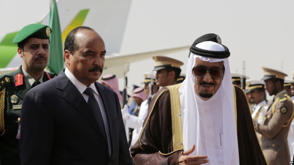 Le roi Salmane d'Arabie saoudite reçoit le président de la Mauritanie, Mohamed Ould Abdel Aziz, à l’arrivée de ce dernier pour le sommet des dirigeants arabes et sud-américains à Riyad, en Arabie Saoudite, 10 novembre 2015.
