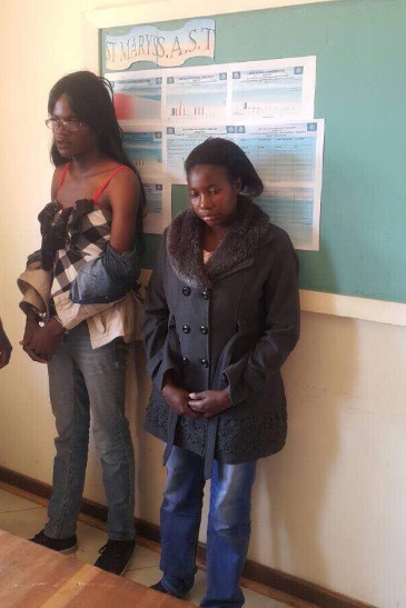 Cet homme a été pris en flagrant délit au Zimbabwe en train de passer l'examen à la place de sa fiancée (photos)