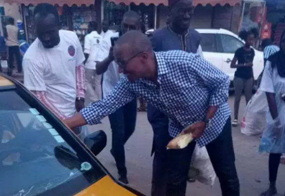 Abdoul Mbaye dans les rues de Dakar servant du " Ndogou " aux automobilistes et passants ( images )