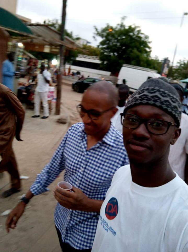 Abdoul Mbaye dans les rues de Dakar servant du " Ndogou " aux automobilistes et passants ( images )