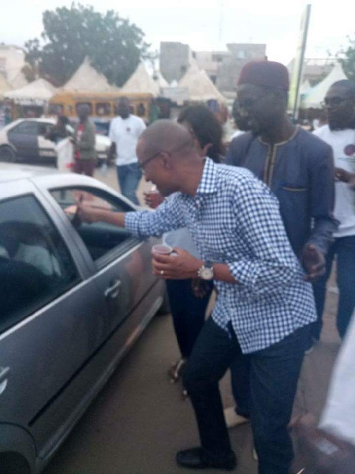 Abdoul Mbaye dans les rues de Dakar servant du " Ndogou " aux automobilistes et passants ( images )
